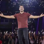 Da Dor ao Palco: Deive Leonardo Transforma Cicatrizes em Palavras que Curam Multidões