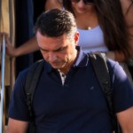 Flávio Bolsonaro desembarca nos Estados Unidos após deixar o Brasil em meio a decisão do STF